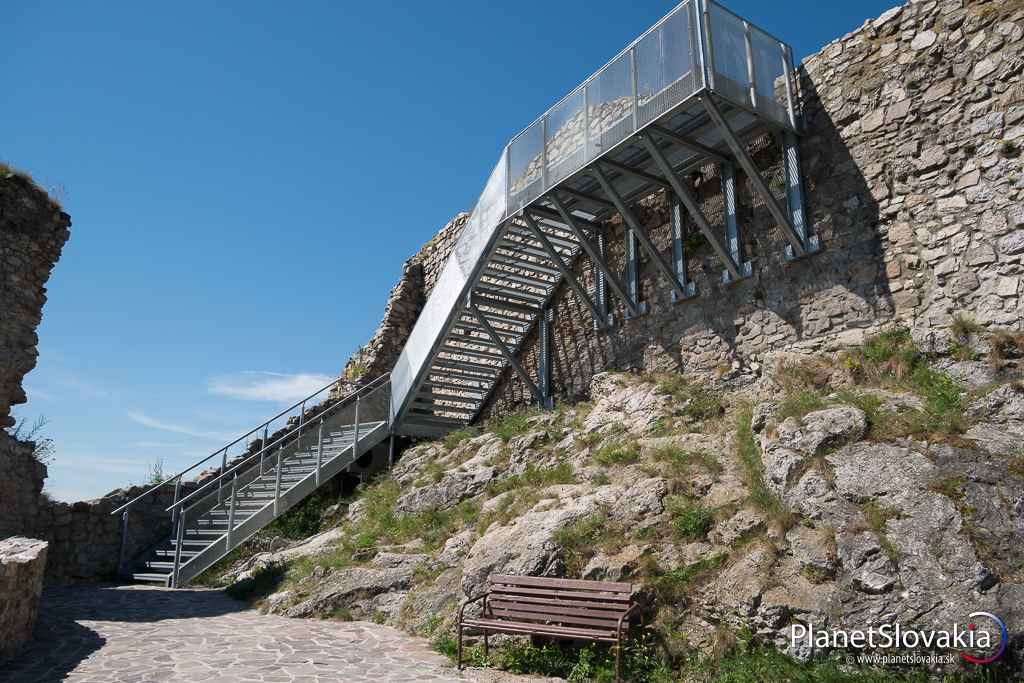 Prechádza ruinami. Na rozdiel od iných slovenských zrúcanín sa na Devíne môžete bezpečne poprechádzať. Hrad je kompletne zakonzervovaný.