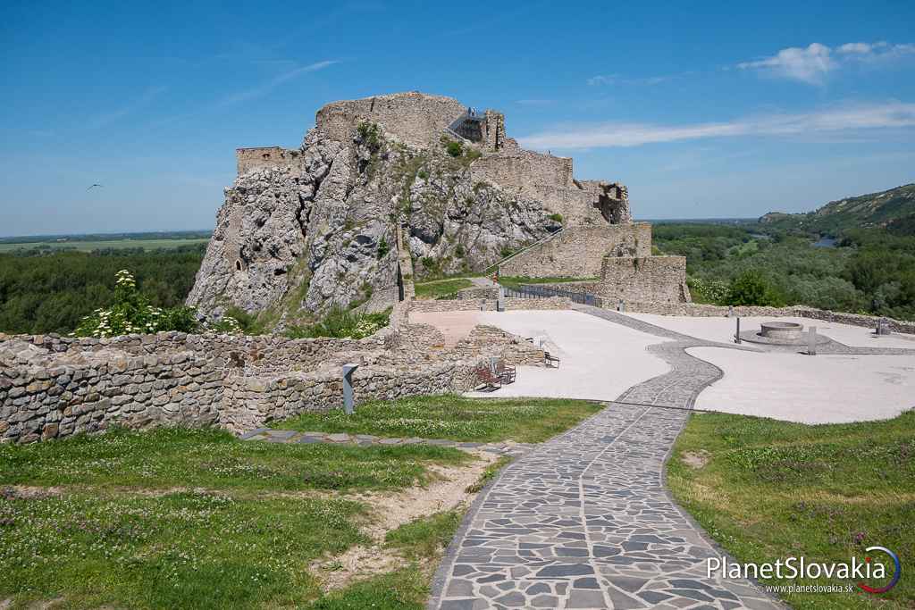 Takýto idylický chodníček vás bude sprevádzať naprieč hradom. Areál hradu Devín je upravený ako málo iných slovenských zrúcanín.
