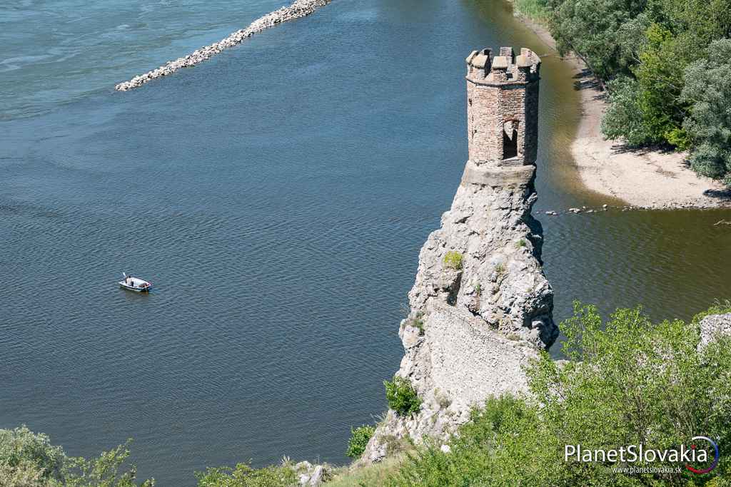 Veža Mníška - detail. Táto vežička, inak nazývaná aj ako Panenská veža, predstavuje pútavú atrakciu hradu Devín. Podčiarkuje to i fakt, že nie je verejnosti prístupná.
