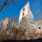 Hrad Dobrá Voda – opustené ruiny uprostred malokarpatského lesa