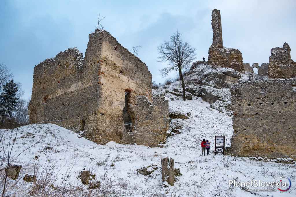 Vstup do hradu. Vedie pomedzi múry, ktoré si dodnes zachovali masívnu podobu.