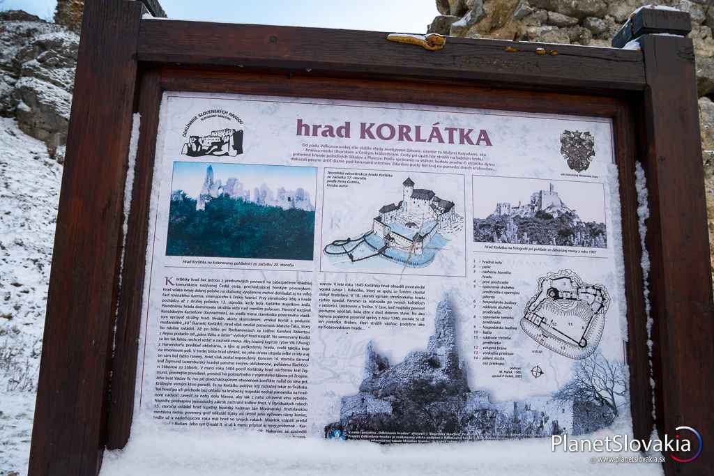 Informácie o Korlátke. Vďaka infotabuliam je prechádzka hradom zaujímavým poznávaním histórie.