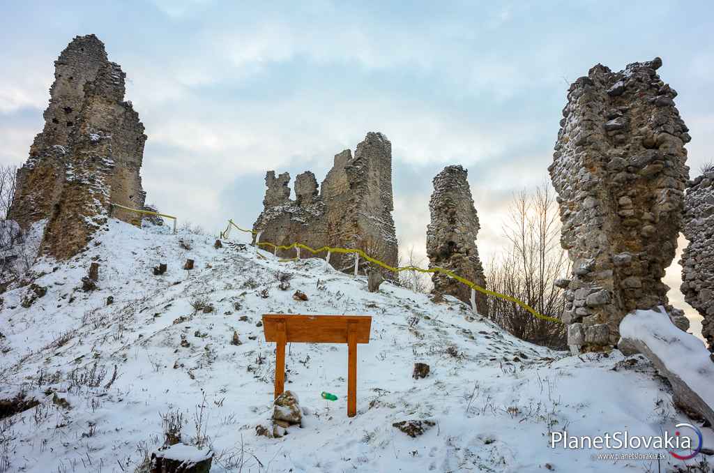 Úpravy na Korlátke. Hrad vyzeral čiastočne zakonzervovaný a vyčistený od náletových drevín.