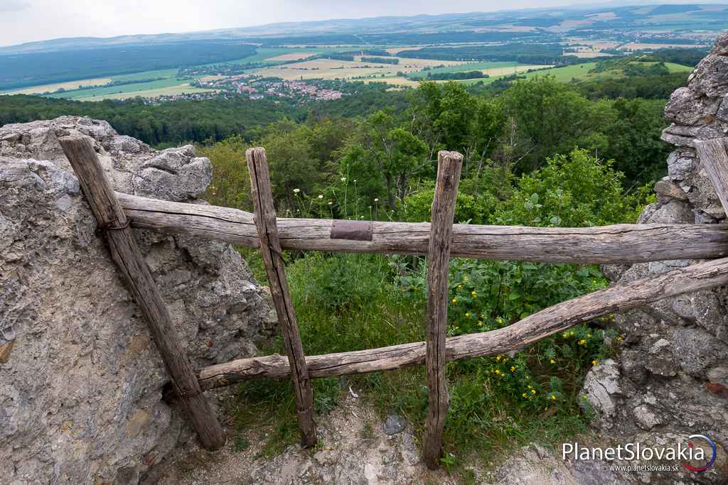 Zábradlie na jednej z vyhliadok. Z tohto miesta zrejme nevypadnete. Maximálne sa môžete "zrúbať" po rebríku, ktorý na vyhliadku vedie :)