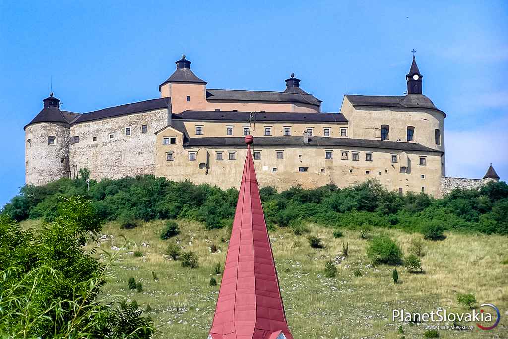 Celkový pohľad na hrad z roku 2008. Vo výhľade bráni kostolná veža :)