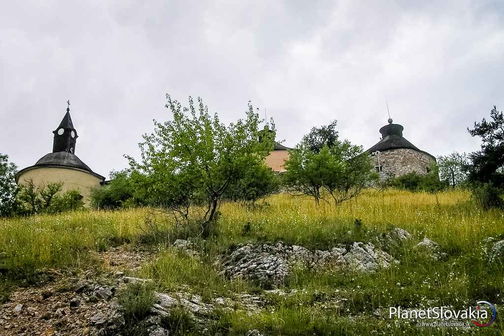 Hrad Krásna Hôrka bol vybudovaný v krasovej oblasti čo možno vidieť aj v bezprostrednom okolí hradu..