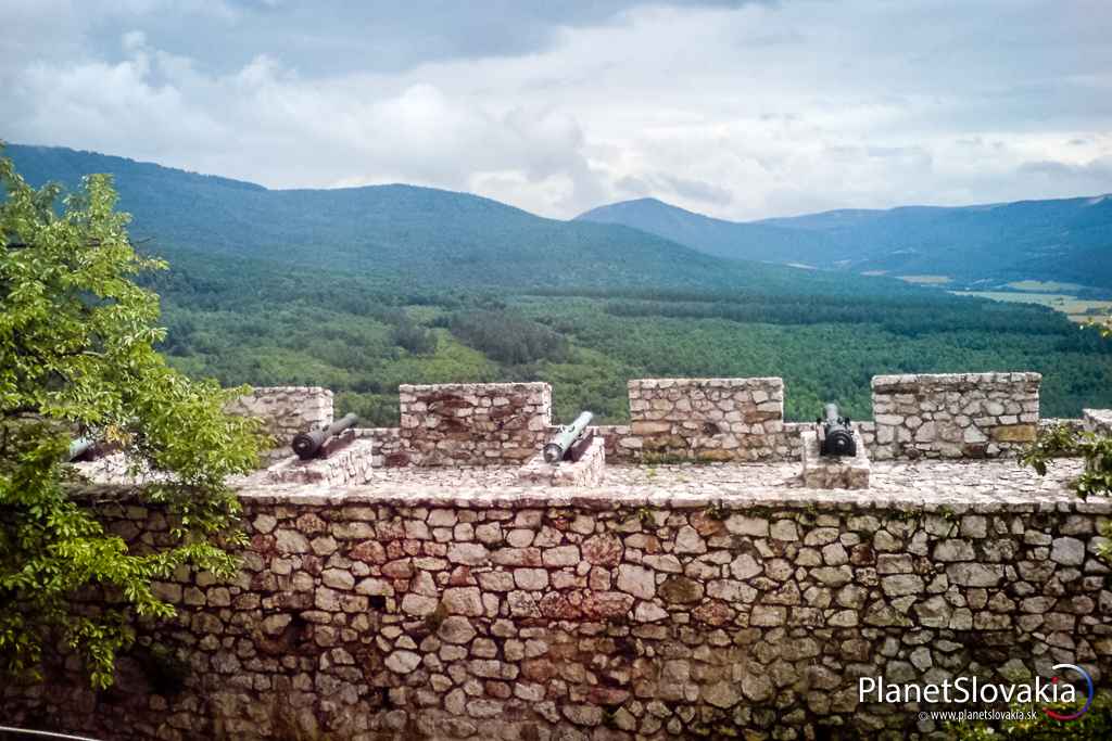 Obranné múry. Pevnostný charakter hradu sa zachoval aj napriek snahám prerobiť hrad na pohodlné šľachtické sídlo.
