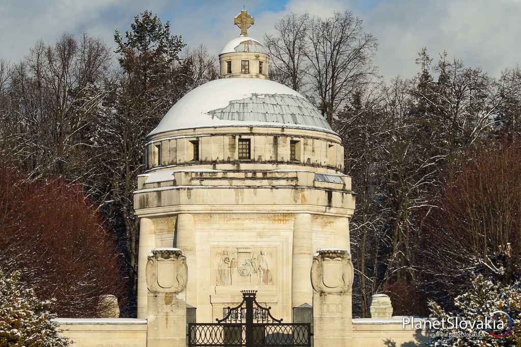 Mauzóleum Andrássyovcov je dôkazom veľkej lásky Dionýza a Františky, kvôli ktorej sa vzdal grófskeho dedičstva.