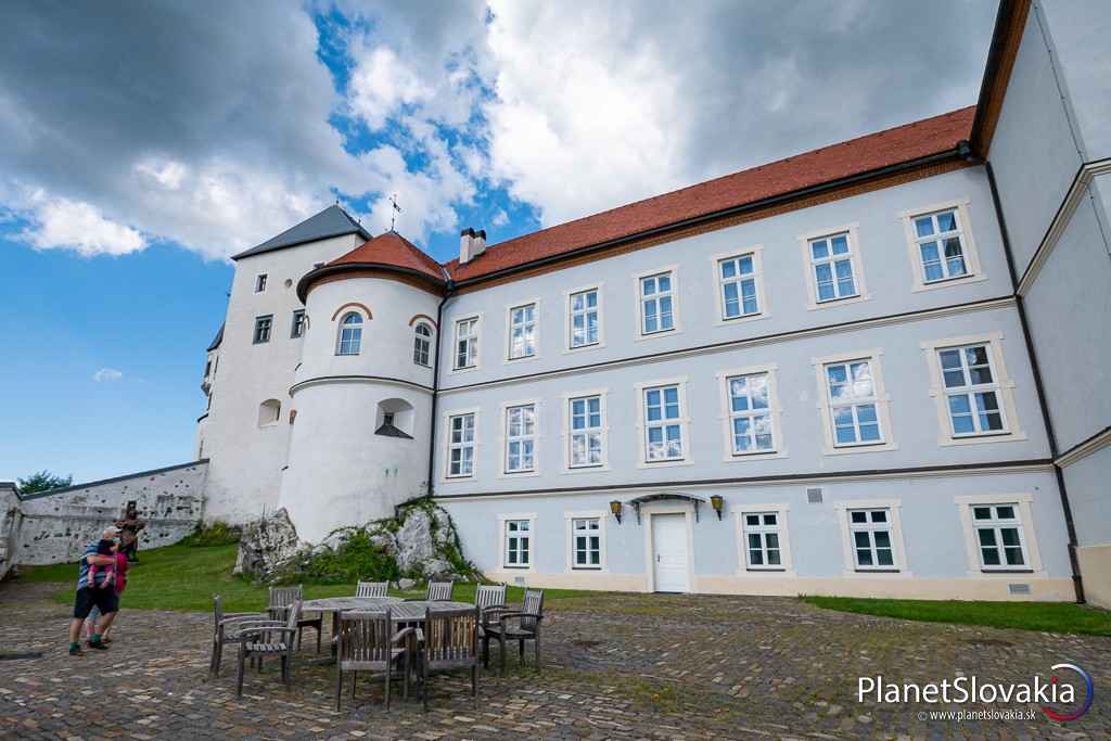 Pohľad od juhu na hrad Slovenská Ľupča.