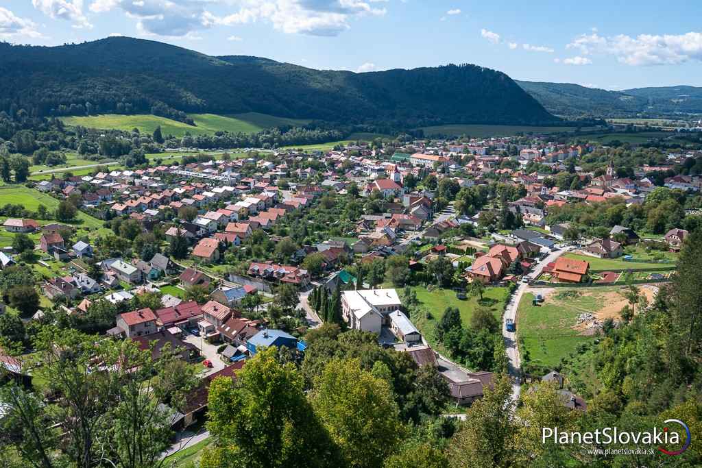 Výhľad z hradu Slovenská Ľupča na rovnomennú obec a časť Pohronia.