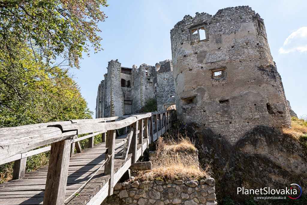 Na hrad Uhrovec sa dostanete takýmto dreveným mostom, podopretým kamennými piliermi.
