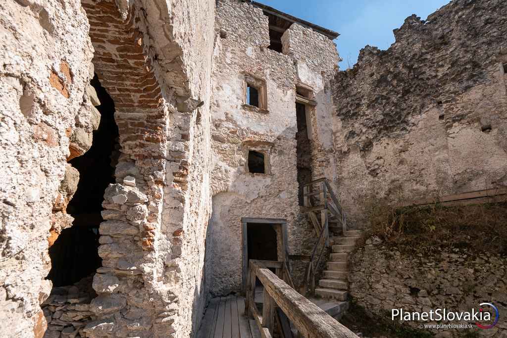 Východná časť hradu so zvyškami palácu. Nachádza sa tu i hradná kaplnka.