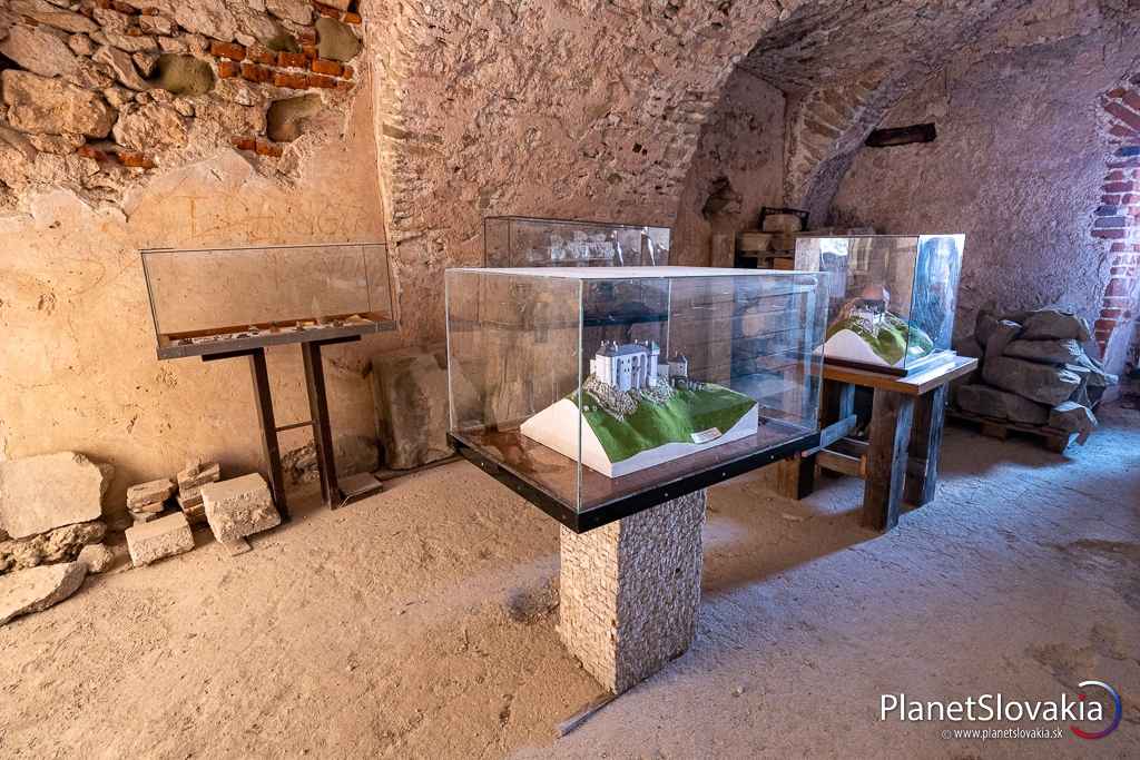 Vo vnútri hradu v jednej z miestností je i menšia expozícia.