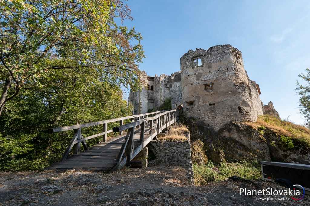 Hrad Uhrovec bol vybudovaný v 13. storočí ako pohraničná kráľovská pevnosť.