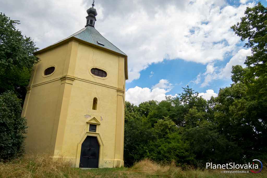 Kaplnka sv. Márie Magdalény. Kaplnka je zreštaurovaná a stojí na veľmi pokojnom mieste.