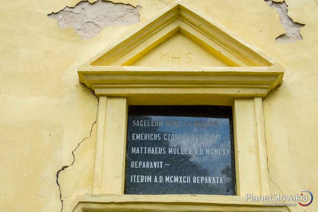 Detail mramorovej tabuľky. Kto vie latinsky, dozvie sa viac.