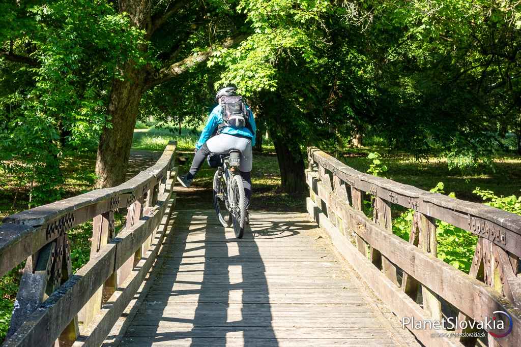 Kaštieľ a park v Brodzanoch je fajn zastávka počas cyklovýletu.