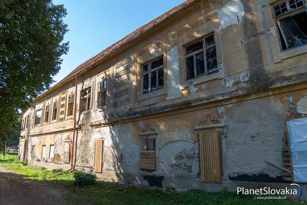 Kaštieľ v Jablonici je značne zanedbaný, no dobrovoľníci usilujú o jeho záchranu.