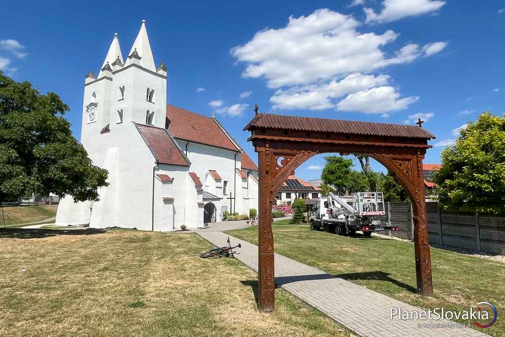 Sikulská brána, ktorá tvorí symbolický vstup ku Kostolu sv. Jakuba vo Štvrtku na Ostrove.