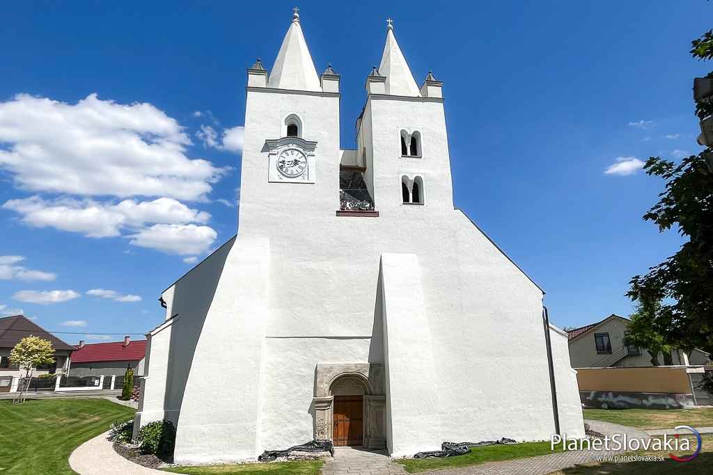 Frontálny pohľad na čerstvo vymaľovanú fasádu Kostola sv. Jakuba vo Štvrtku na Ostrove.