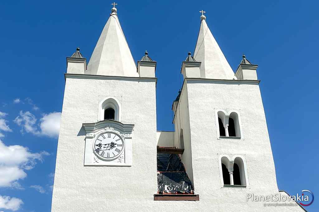 Výnimočná dvojvežová architektúra Kostola sv. Jakuba.