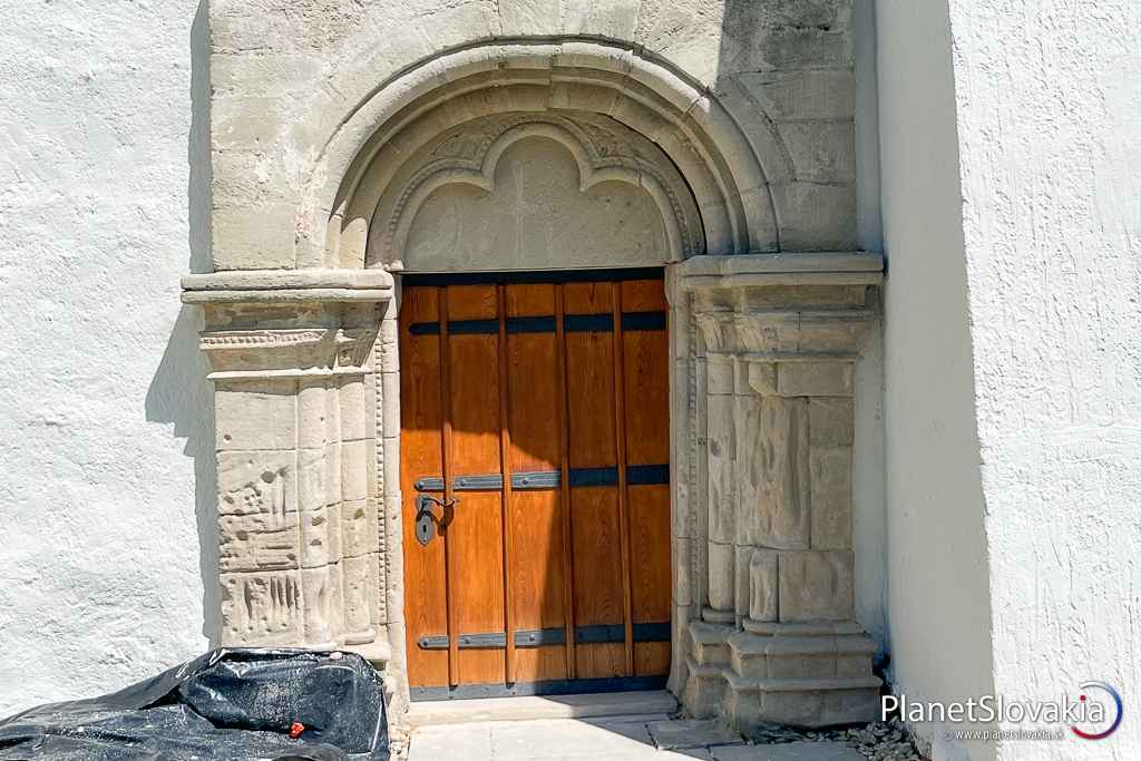 Vstup do Kostola sv. Jakuba.