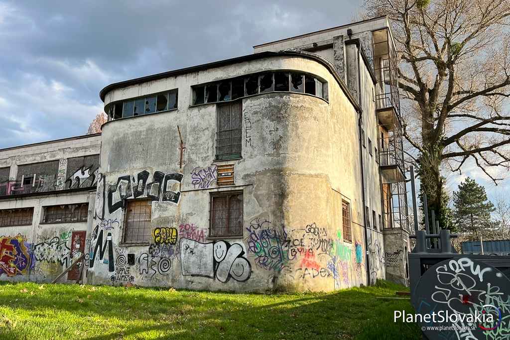 Predná strana budovy Nemeckého veslárskeho kruhu evokuje lodné kajuty.