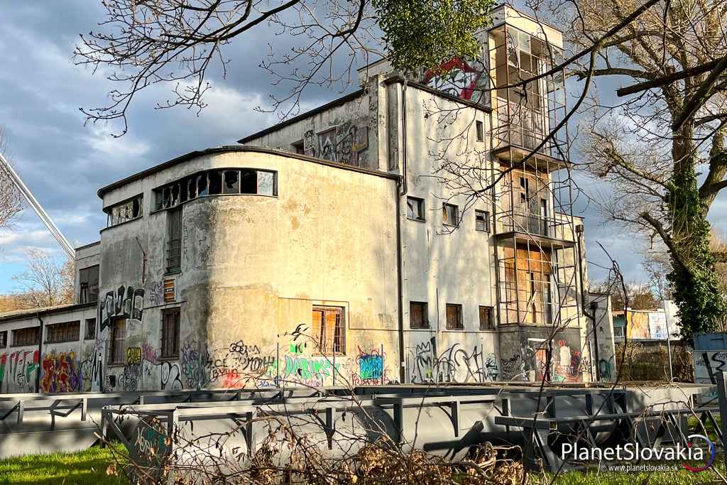 Okreje striech budovy Nemeckého veslárskeho klubu boli pôvodne lemované autentickým zábradlím. V súčasnosti sú už bez neho.