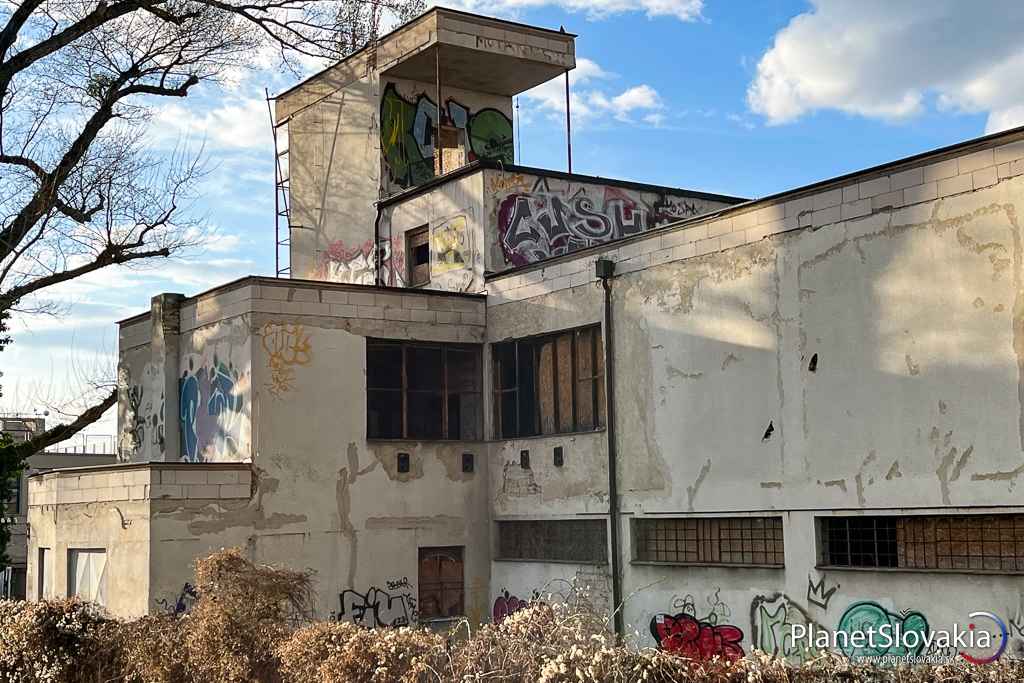 Detailnejší záber budovy Nemeckého veslárskeho klubu - všimnúť si možno novodobejšie stavebné úpravy na jednotlivých múroch.