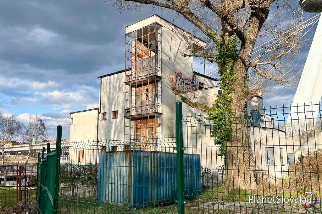 Pohľad na niekdajšie presklené vonkajšie schodisko. Patrilo k najzaujímavejším prvkom tejto budovy.