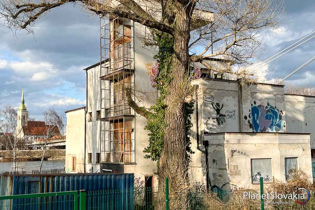 Pohľad na budovu Nemeckého veslárskeho klubu od Viedenskej cesty smerom k centru. Budova je oplotená.