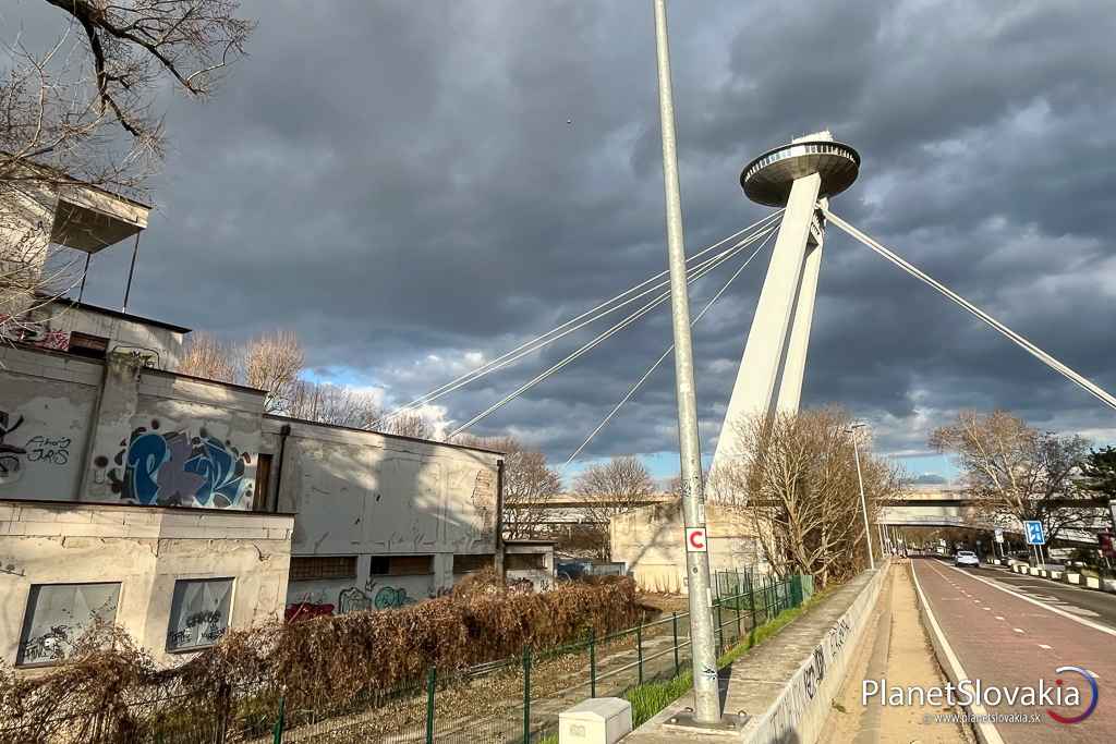 Prístup k budove Nemeckého veslárskeho klubu je možný i po červenej cyklotrase.