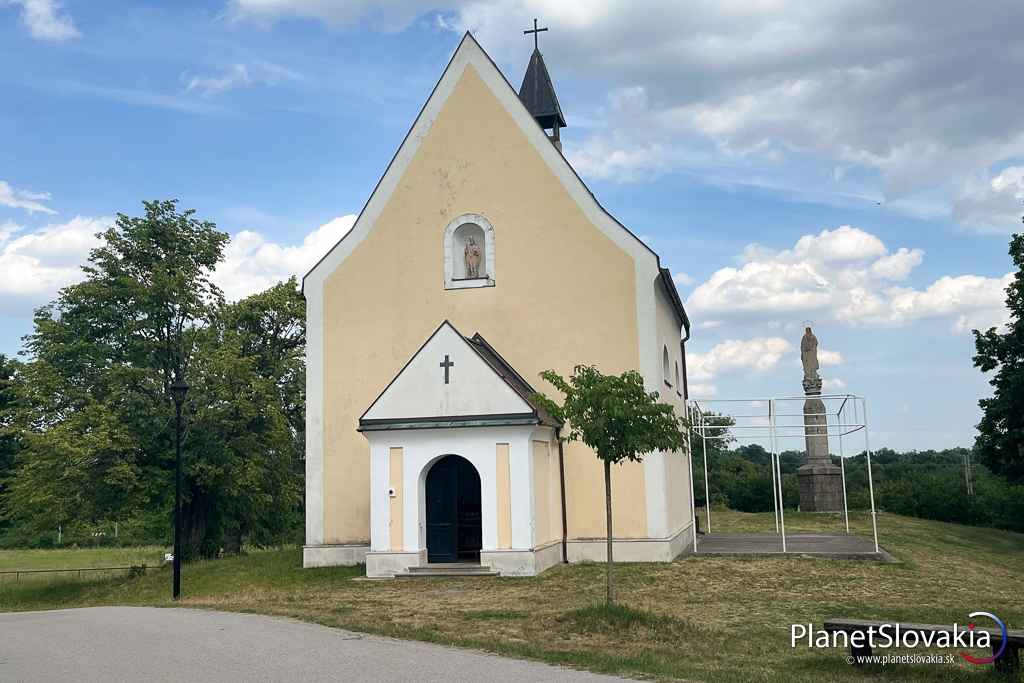 Pustý kostolík pri Svätom Jure - oficiálne Kaplnka Nanebovzatia Panny Márie.