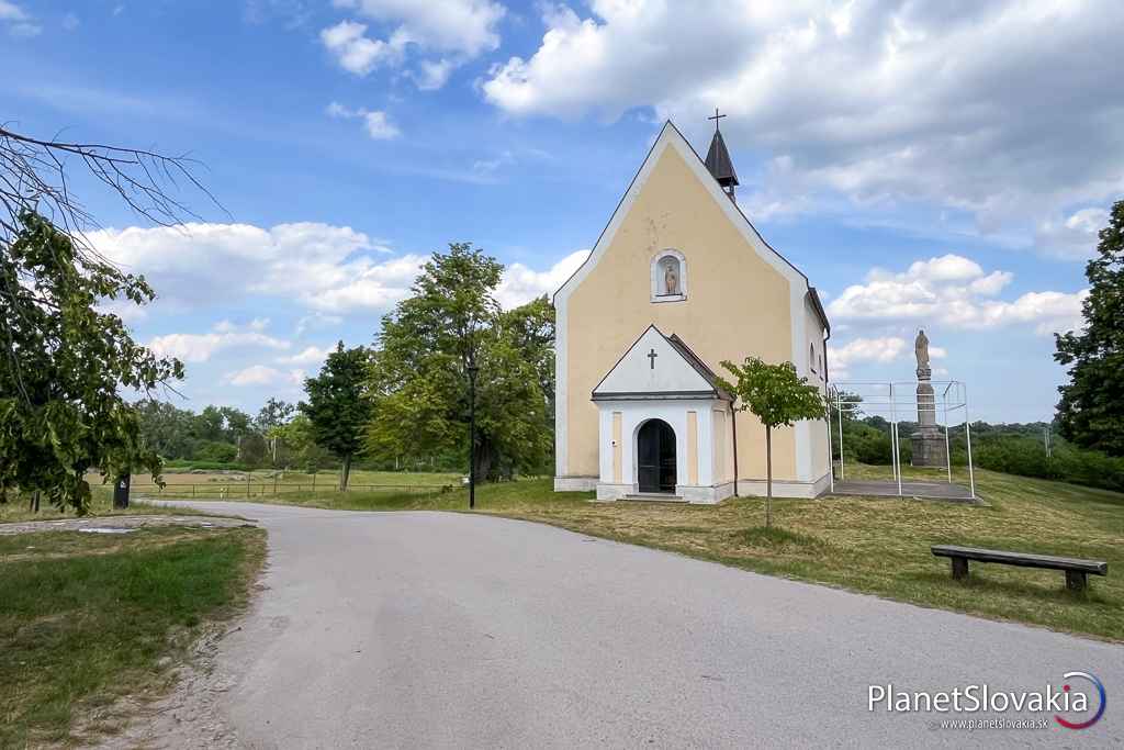 K Pustému kostolíku vedie kvalitná cyklotrasa od Svätého Jura i z bratislavskej Rače.