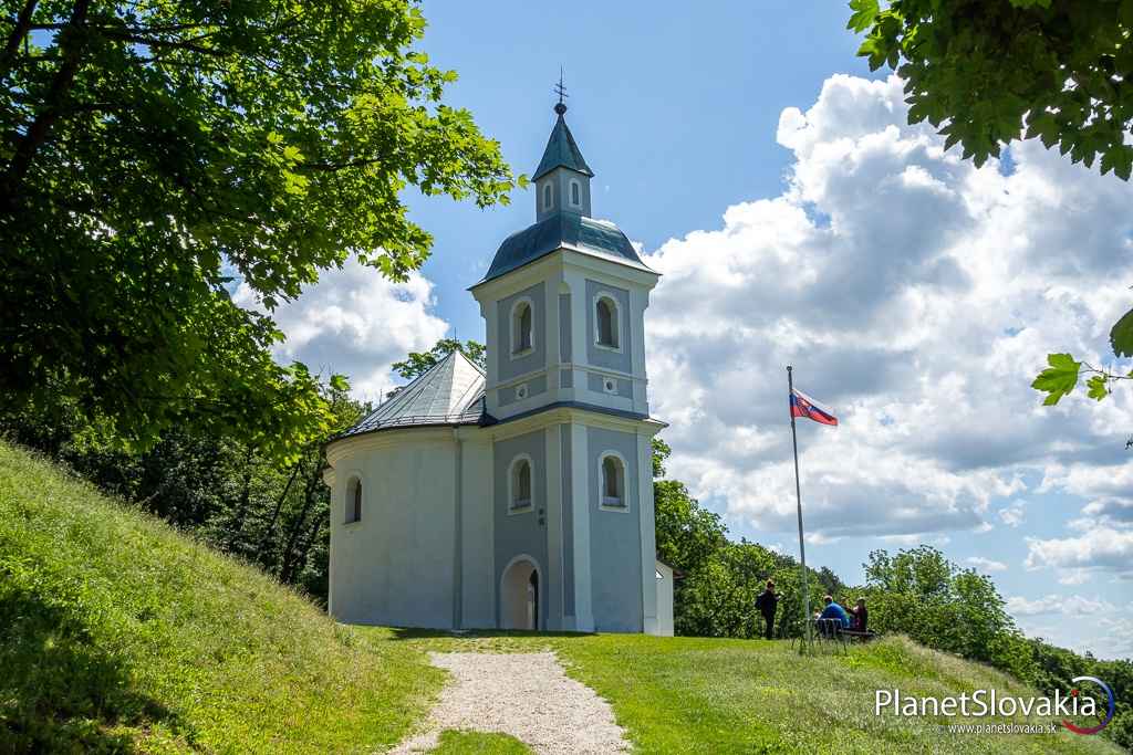 Pohľad turistu po vystúpaní k Rotunde svätého Juraja nad Nitrianskou Blatnicou.