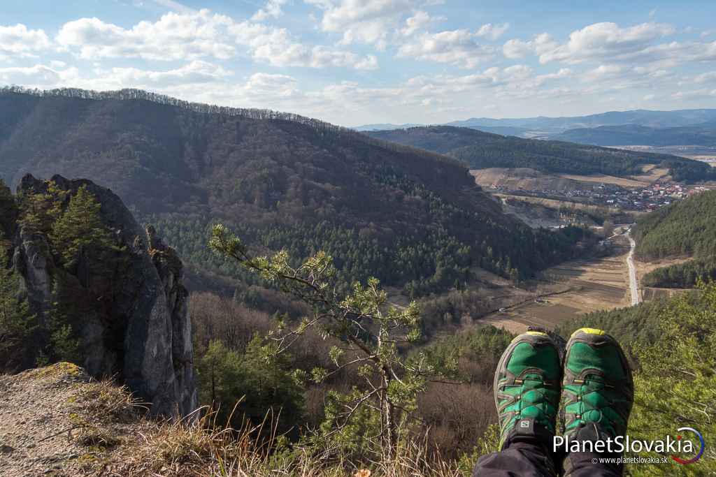Cesta k Súľovskému hradu. K hradu vedie značená cesta hrebeňom Súľovskych vrchov, kde sa istotne nebudete nudiť.