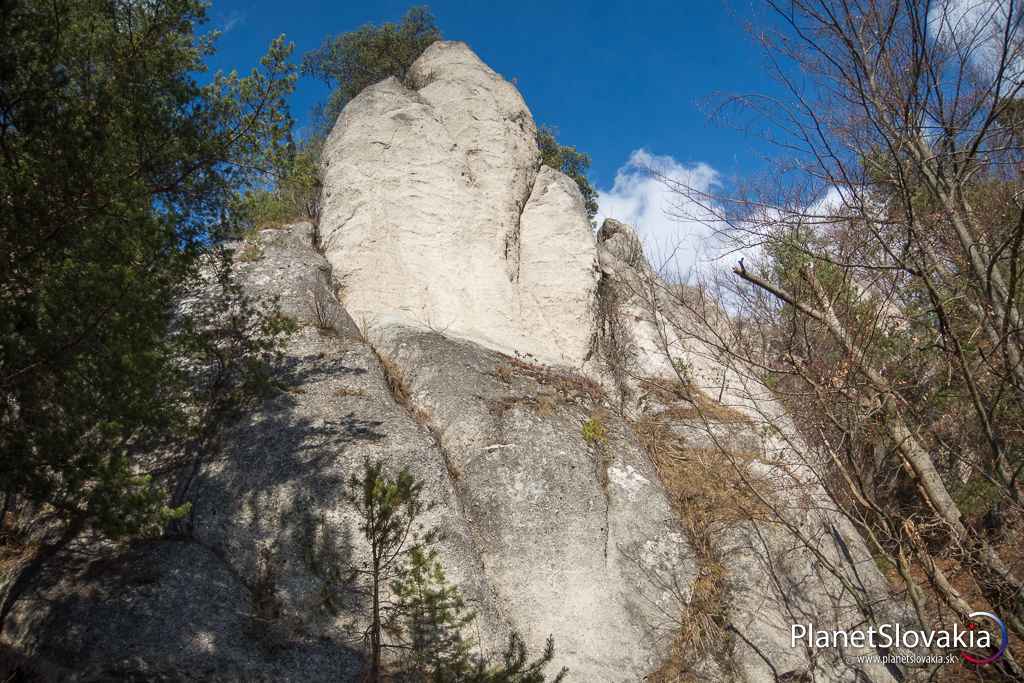 Skaly nad turistickým chodníkom. Nad chodníkom k hradu sa neustále objavujú neopakovateľné skalné formy.
