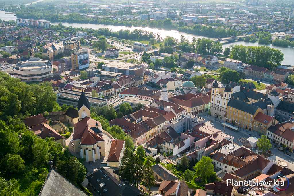 Trenčín v objatí Váhu. Takýto výhľad mal Matúš Čák Trenčiansky na svoje panstvo.