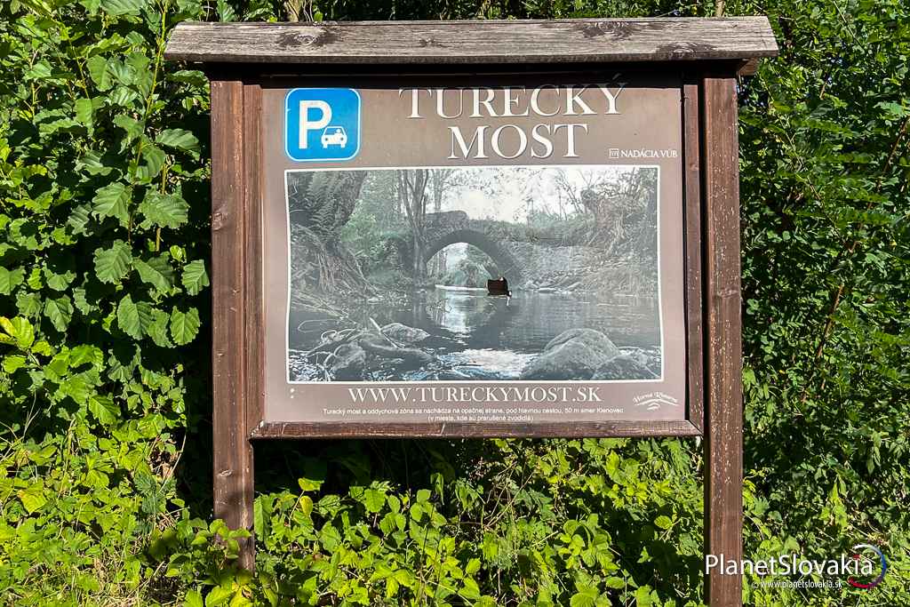 Infopanel pri parkovisku.