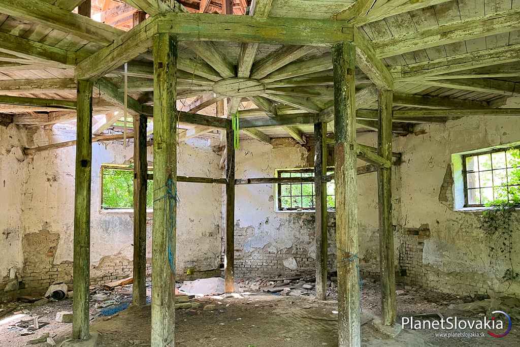 Interiér jazdiarne je architektonicky zaujímavý, no nebezpečný.