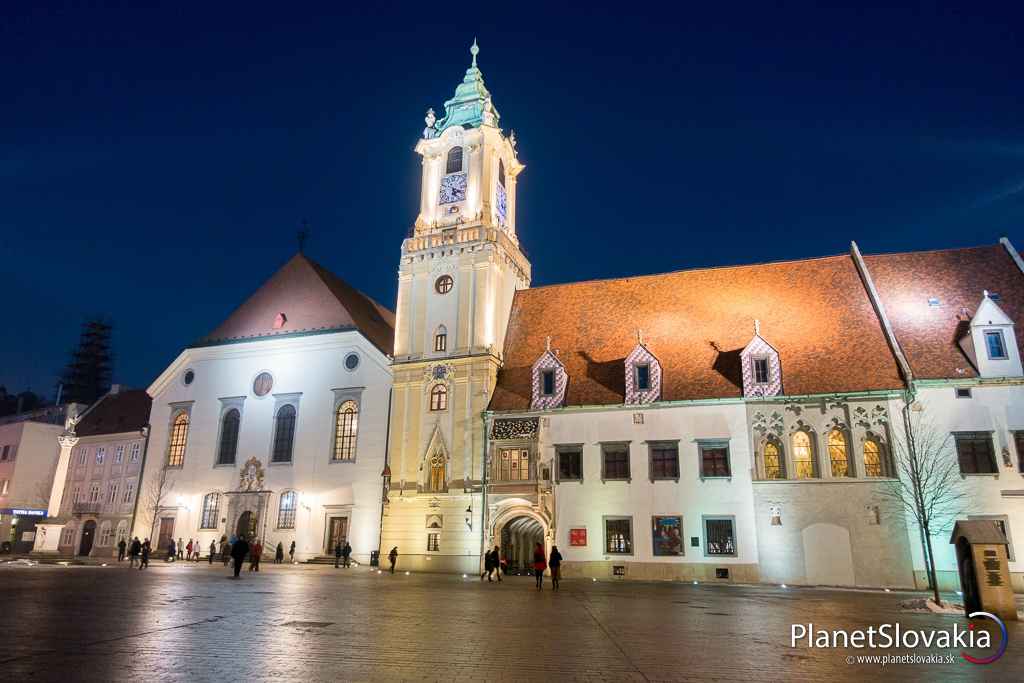 Nočný pohľad na vežu Starej radnice.