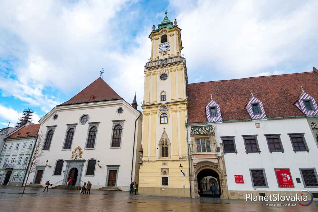 Stará radnica s vežou. Vedľa nej si možno všimnúť Kostol Najsvätejšieho Spasiteľa.