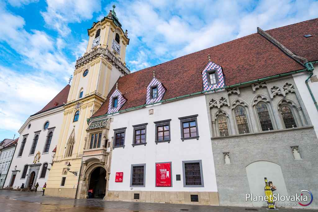 Veža je súčasťou budovy Starej radnice, ktorá sa rozkladá medzi Hlavným a Primaciálnym námestím.