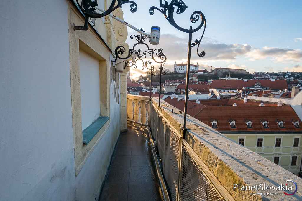 Vyhliadka okolo veže Starej radnice. Nie je príliš priestranná.
