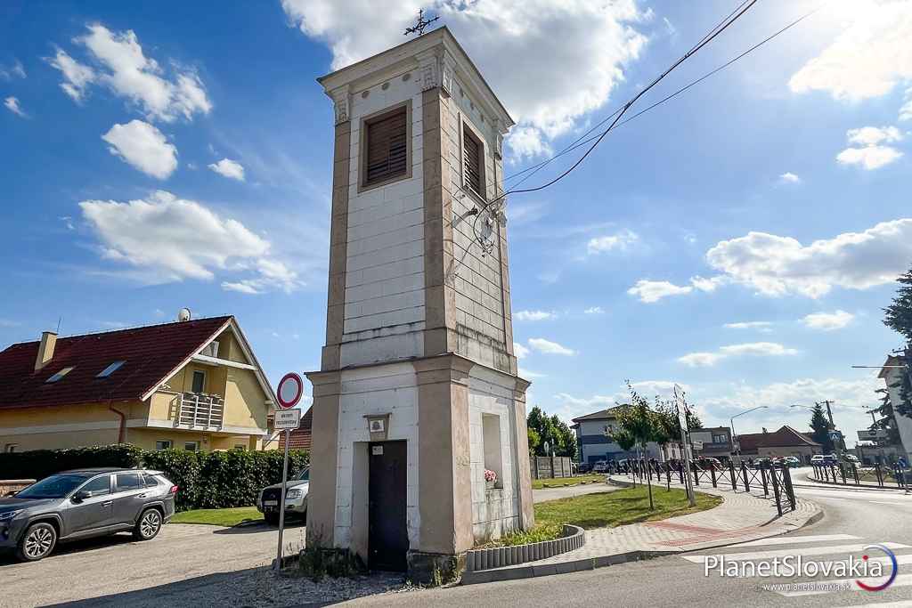 Zvonica v Novej Dedinke pri pohľade z ulice Mierová.
