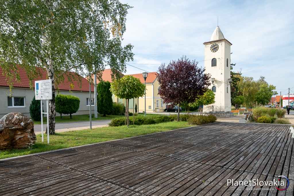 Pekne upravené priestranstvo v blízkosti historickej zvoničky v záhoráckej obci Rohožník láka podniknúť sem prechádzku.