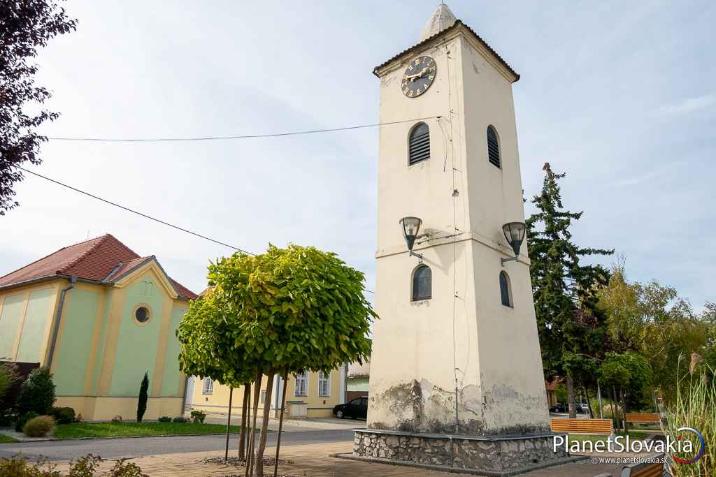 Pri zvoničke v Rohožníku narazíte i na menší kultúrny priestor v podobe synagógy - objekt vľavo.