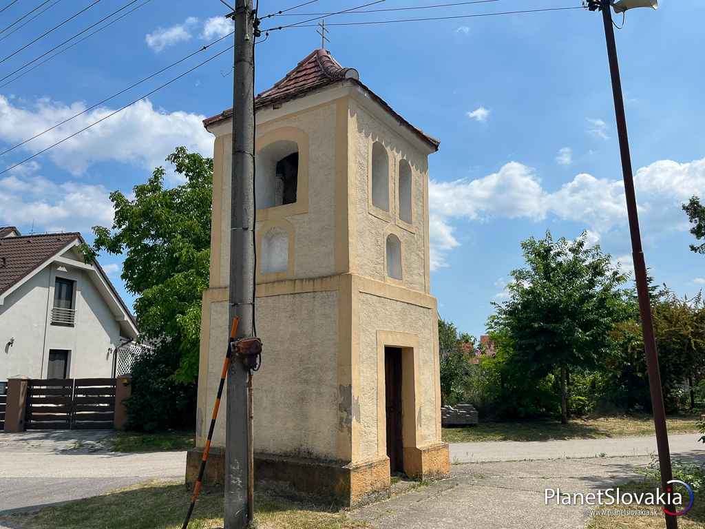 Bočný pohľad na zvoničku v obci Tureň.