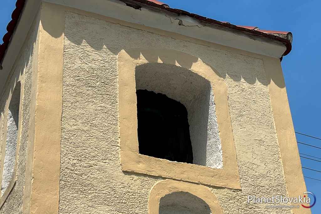 Jedno z okien zvoničky v Turni. Všimli sme si cezeň i časť zvona.