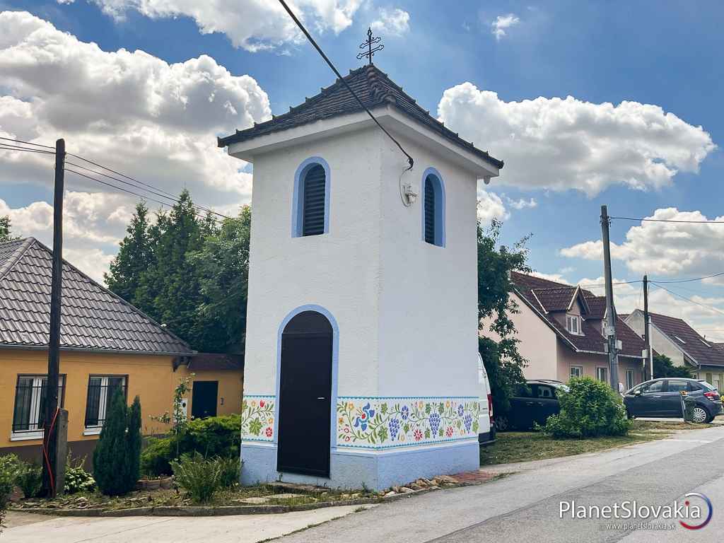 Objekt zvonice vo Vinosadoch je pekne maľovaný v štýle miestnej vinohradníckej tradície.